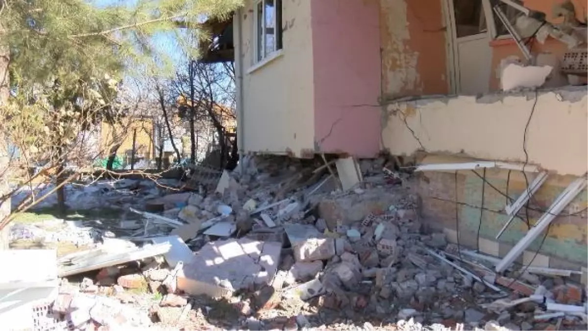 AÇTIĞI DELİKLE ENKAZDAN ÇIKTI, KOMŞULARININ YARDIMINA KOŞTU