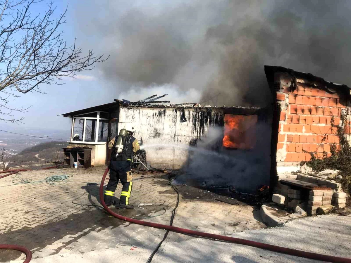 Alevlere teslim olan bağ evi kullanılamaz hale geldi