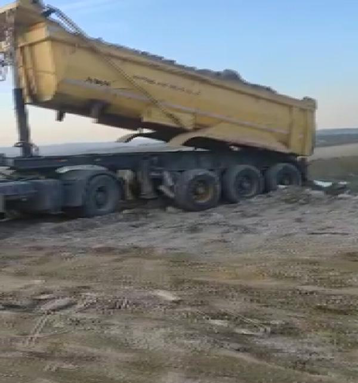 Arnavutköy\'de araziye kaçak hafriyat döken şoför uyaranları tehdit etti