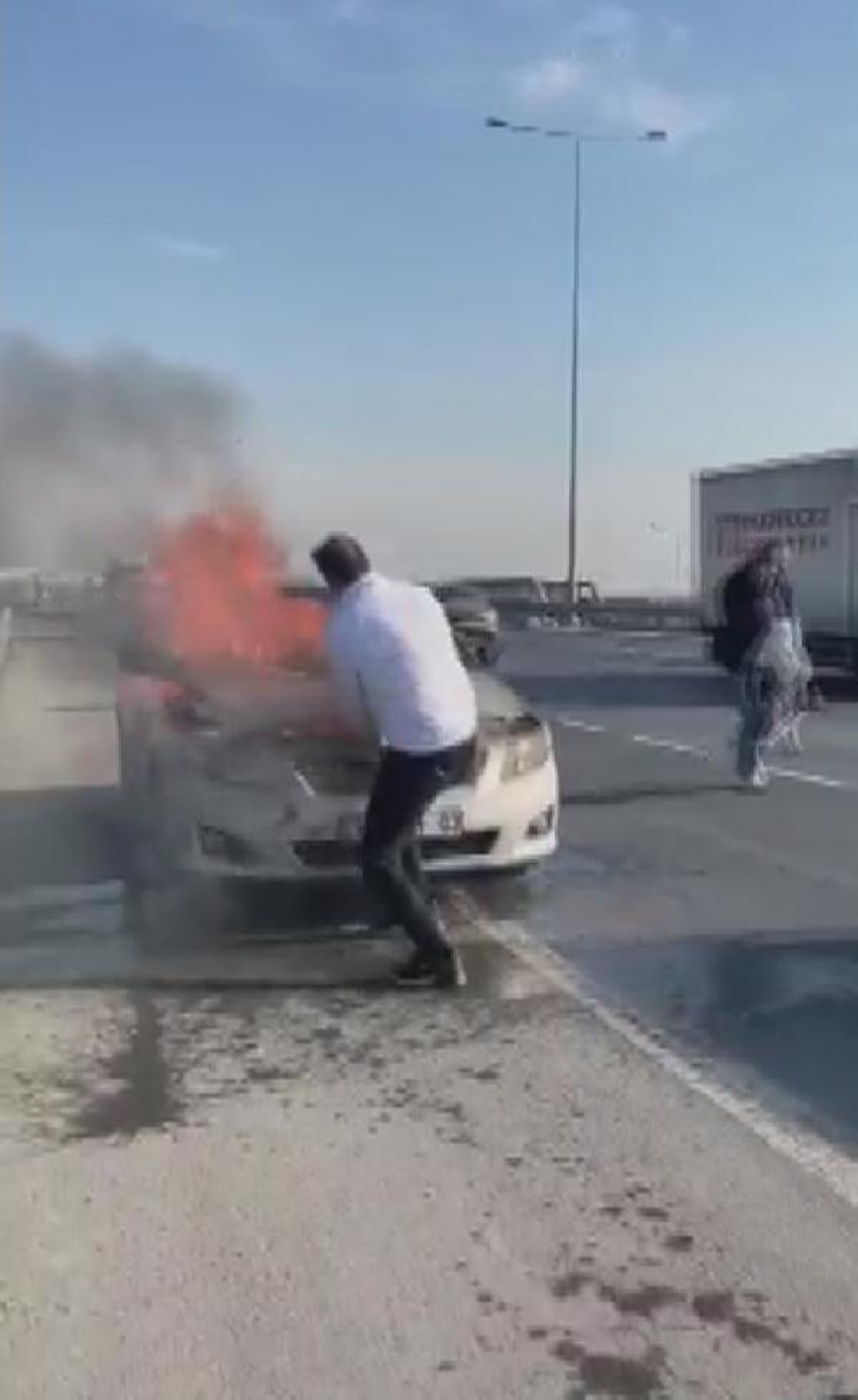 Arnavutköy\'de yanan otomobili yoldan geçen itfaiye eri söndürdü