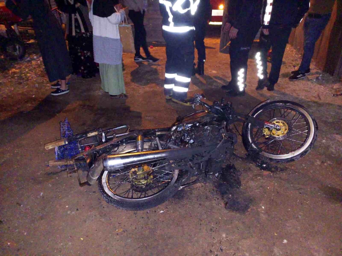 Babasına kızıp motosikletini ateşe verdi