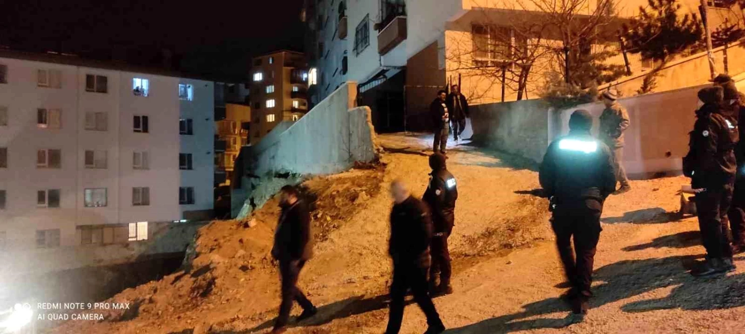 Başkent\'te istinat duvarı çöktü, 2 apartman tahliye edildi