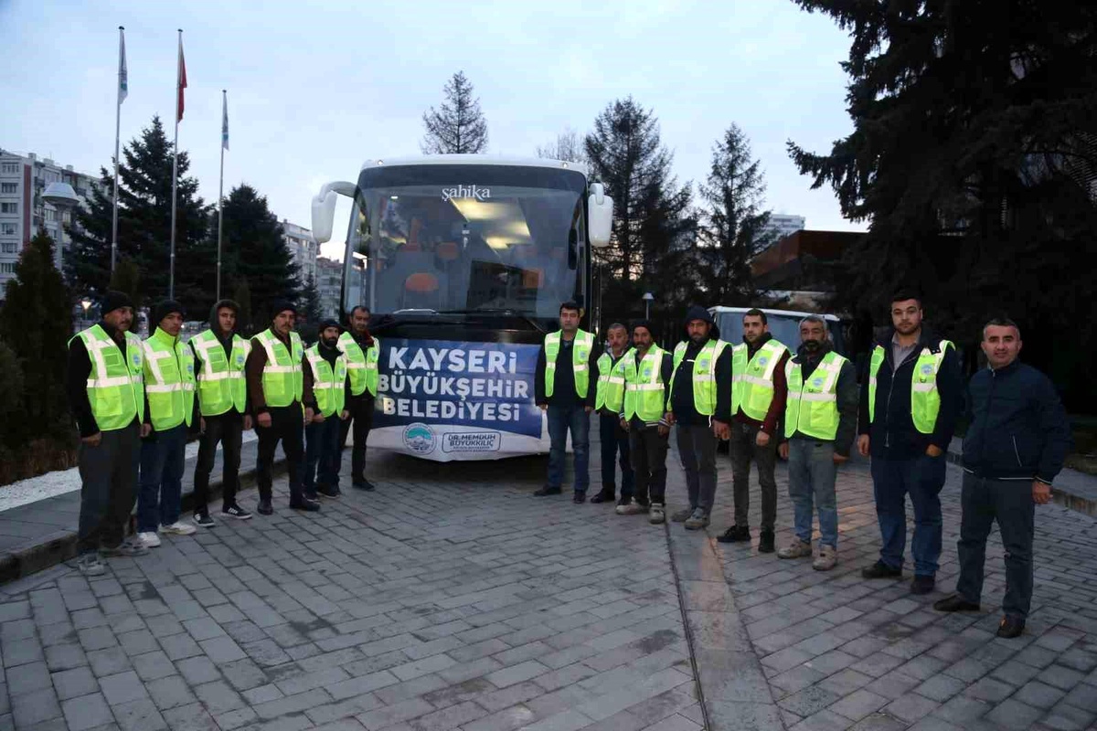 Büyükşehir\'den deprem bölgesine sabahın ilk ışıklarında 14 kişilik ekip sevk edildi