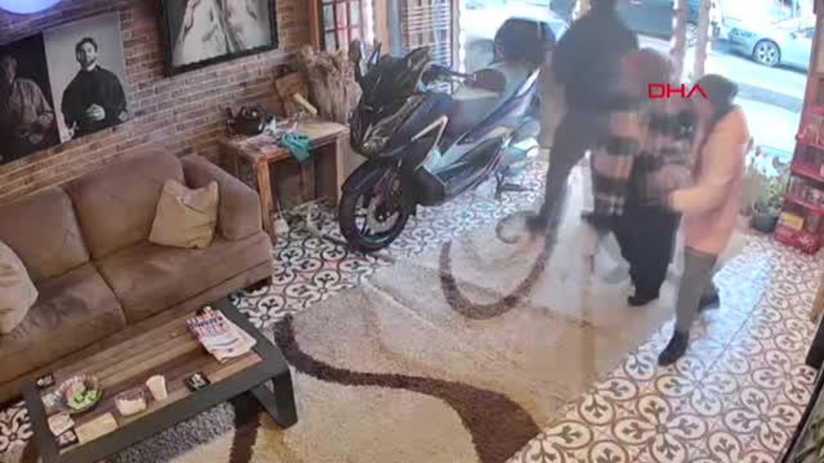 ÇAY OCAĞINA SİLAHLI SALDIRI; ANNE- KIZ FOTOĞRAFÇIYA SIĞINDI