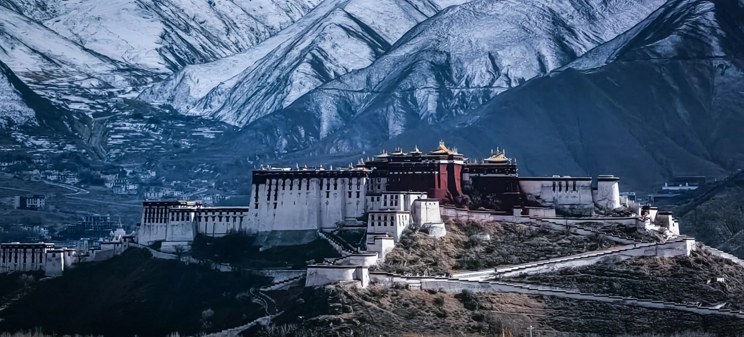 Çin\'in Tibet Bölgesindeki Potala Sarayı\'ndan Kar Manzarası
