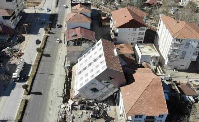 Deprem bölgesindeki ibretlik bina! Görenler fotoğraf çektirmeden geçmiyor Deprem bölgesindeki ibretlik bina! Görenler fotoğraf çektirmeden geçmiyor