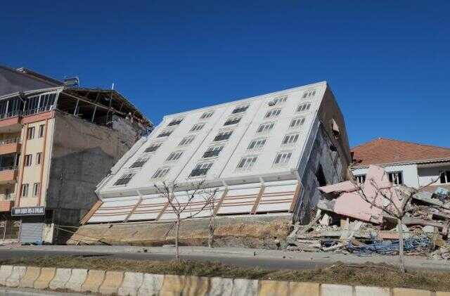 Deprem bölgesindeki ibretlik bina! Görenler fotoğraf çektirmeden geçmiyor Deprem bölgesindeki ibretlik bina! Görenler fotoğraf çektirmeden geçmiyor