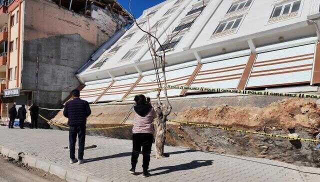 Deprem bölgesindeki ibretlik bina! Görenler fotoğraf çektirmeden geçmiyor Deprem bölgesindeki ibretlik bina! Görenler fotoğraf çektirmeden geçmiyor
