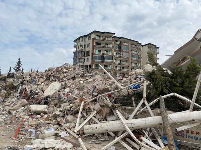 Depremde 68 kişiye mezar olan 3 yıllık sitenin açılışına Hatay Büyükşehir Belediye Başkanı Lütfü Savaş da katılmış