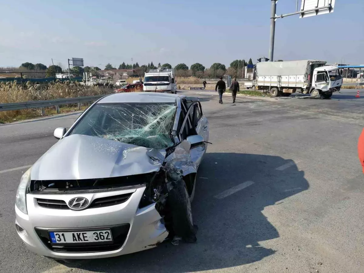 Depremzedeleri taşıyan otomobilin karıştığı kazada 1 kişi öldü, 5 kişi yaralandı