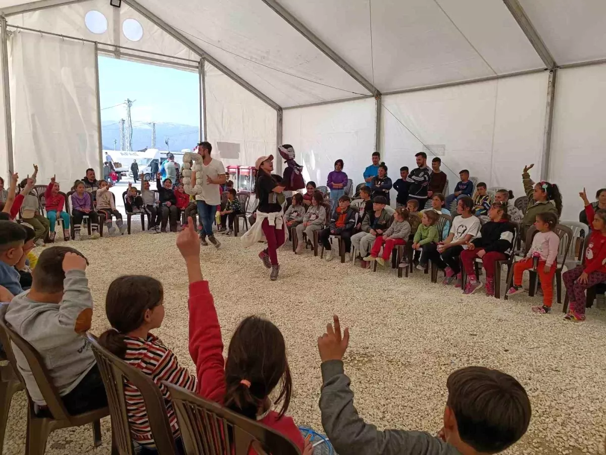 Depremzede çocuklara kukla gösterisi