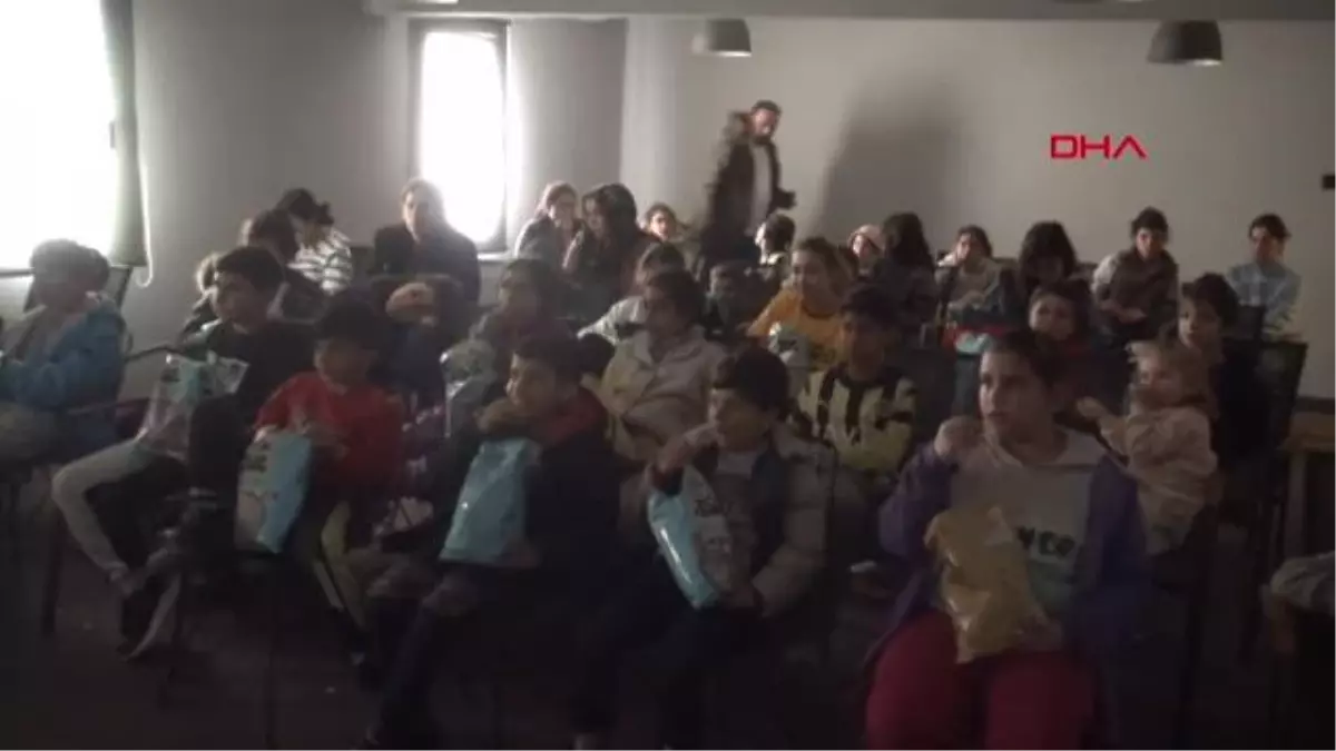 DEPREMZEDE ÇOCUKLARA OTELDE SİNEMA