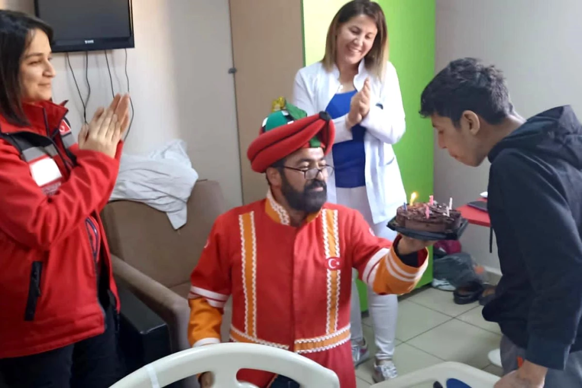 Diyarbakır\'da depremzede çocuğa hastanede Karagöz-Hacivatlı doğum günü sürprizi