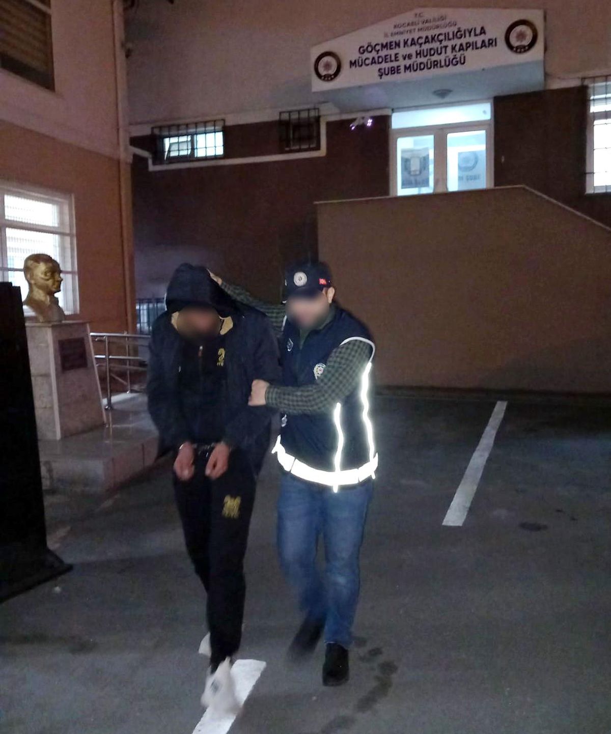 Durdurulan araçtan 8 kaçak göçmen çıktı: 2 gözaltı