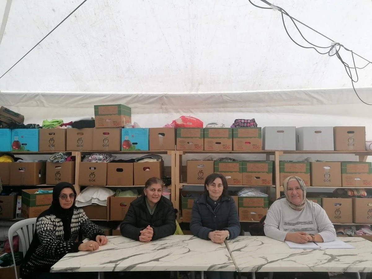 Eğirdir\'de gönüllü vatandaşlar depremzedelere kucak açtı