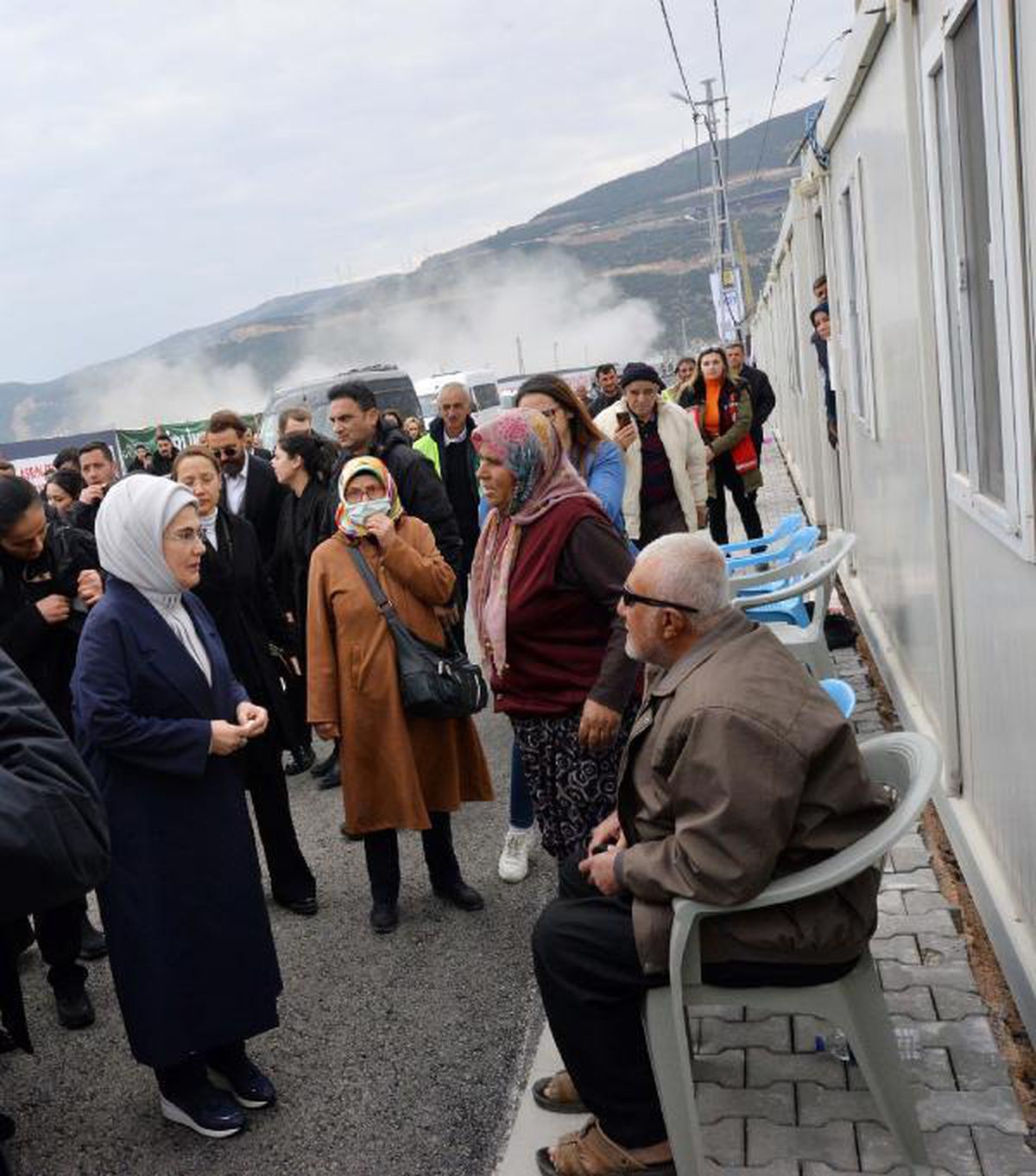 Emine Erdoğan\'dan Nurdağı\'nda depremzedelere ziyaret