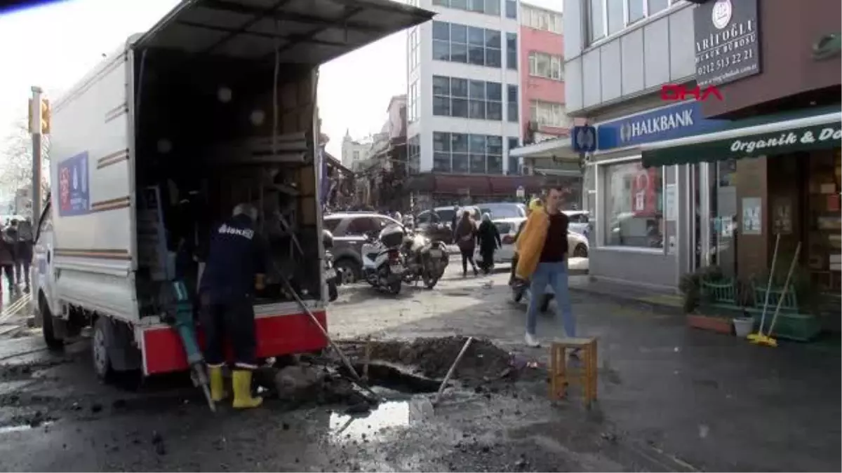 Eminönü\'nde su borusu patladı: su metrelerce havaya fışkırdı