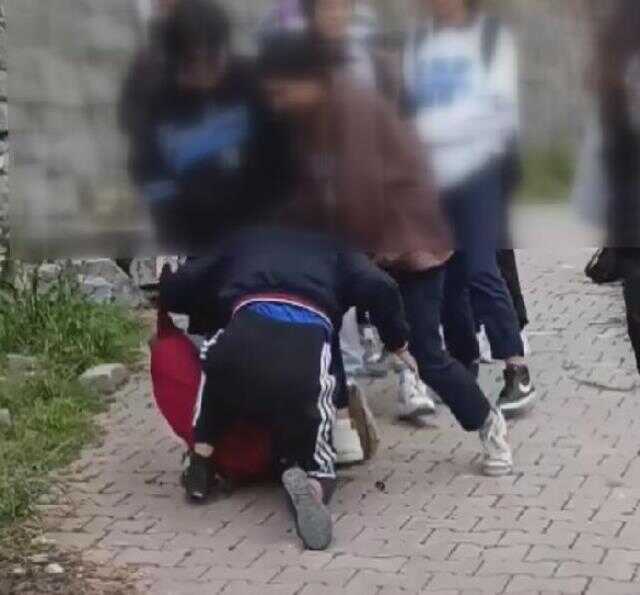 En büyüğü 14 yaşında! Kız öğrencilerin sokak ortasında saç saça kavgası kamerada En büyüğü 14 yaşında! Kız öğrencilerin sokak ortasında saç saça kavgası kamerada