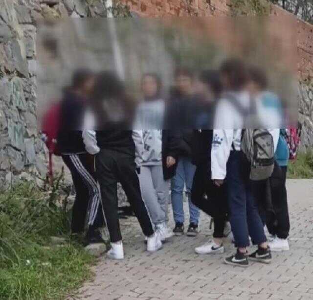 En büyüğü 14 yaşında! Kız öğrencilerin sokak ortasında saç saça kavgası kamerada En büyüğü 14 yaşında! Kız öğrencilerin sokak ortasında saç saça kavgası kamerada
