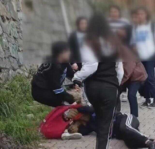 En büyüğü 14 yaşında! Kız öğrencilerin sokak ortasında saç saça kavgası kamerada En büyüğü 14 yaşında! Kız öğrencilerin sokak ortasında saç saça kavgası kamerada
