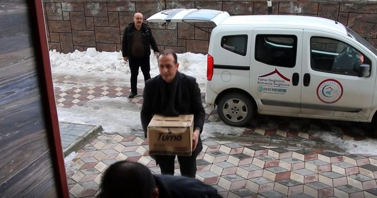 Erciş\'e gelen depremzedelere Erciş Belediyesi\'nden yardım eli