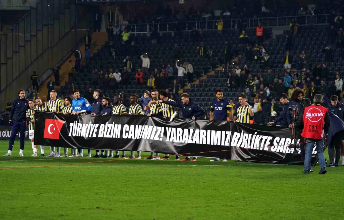 Fenerbahçe\'den maç sonu anlamlı pankart