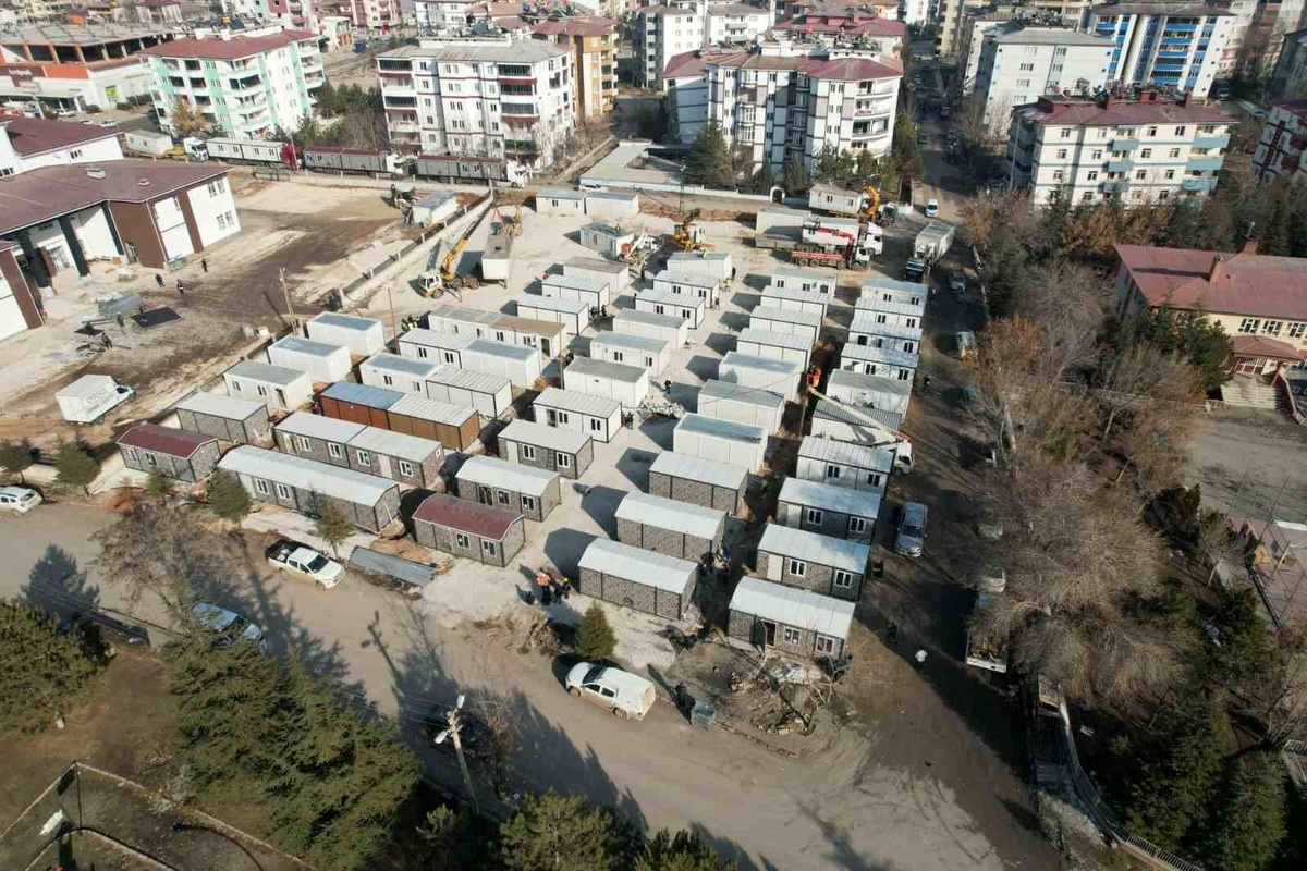 Gökmen Çiçek, "Enkazları bitirip pazartesi günü bambaşka bir Elbistan\'a uyanmak istiyoruz"