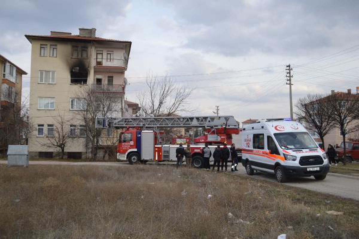 İtfaiye ve sağlık ekibinin müdahale ettiği kedi, kurtarılamadı