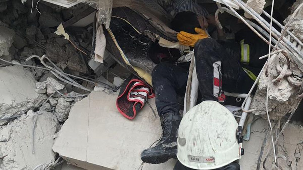 İtfaiye eri, artçı sarsıntıda 'Abi beni bırak' diyen İdil'in kurtarılma anını anlattı