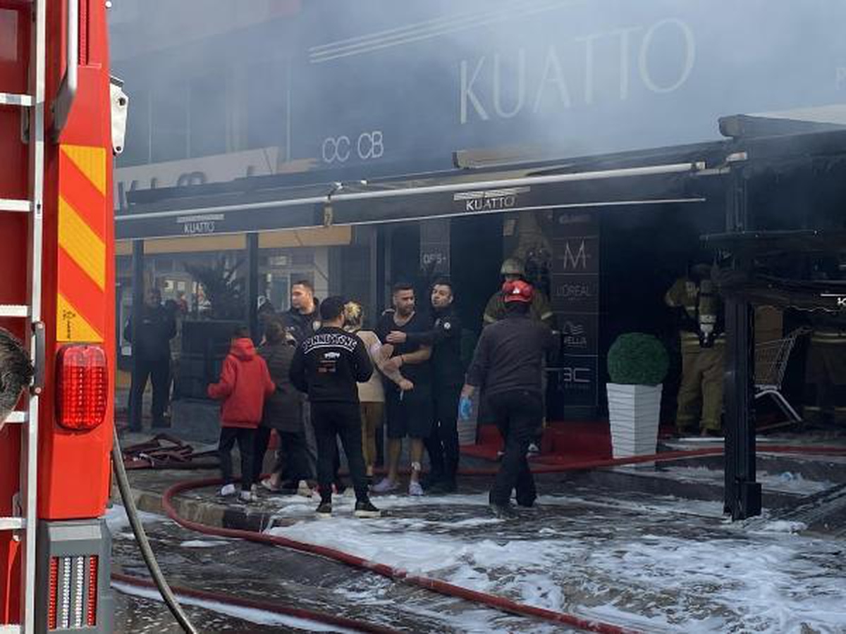 İzmir\'de kozmetik mağazasının deposunda yangın: 2 ölü (2)