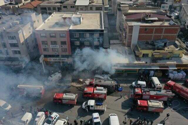 İzmir'de kozmetik mağazasının deposunda yangın: 2 ölü (2) İzmir'de kozmetik mağazasının deposunda yangın: 2 ölü (2)
