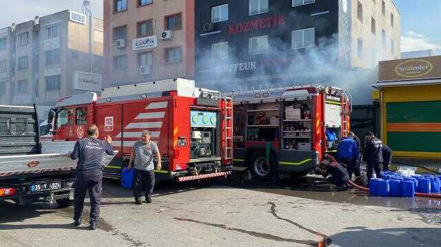 İzmir'de kozmetik mağazasının deposunda yangın: 2 ölü (2) İzmir'de kozmetik mağazasının deposunda yangın: 2 ölü (2)