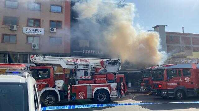 İzmir'de kozmetik mağazasının deposunda yangın: 2 ölü (2) İzmir'de kozmetik mağazasının deposunda yangın: 2 ölü (2)