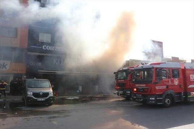İzmir'de kozmetik mağazasının deposunda yangın: 2 ölü (2) İzmir'de kozmetik mağazasının deposunda yangın: 2 ölü (2)