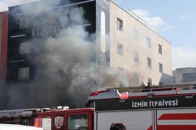 İzmir'de kozmetik mağazasının deposunda yangın: 2 ölü (2) İzmir'de kozmetik mağazasının deposunda yangın: 2 ölü (2)