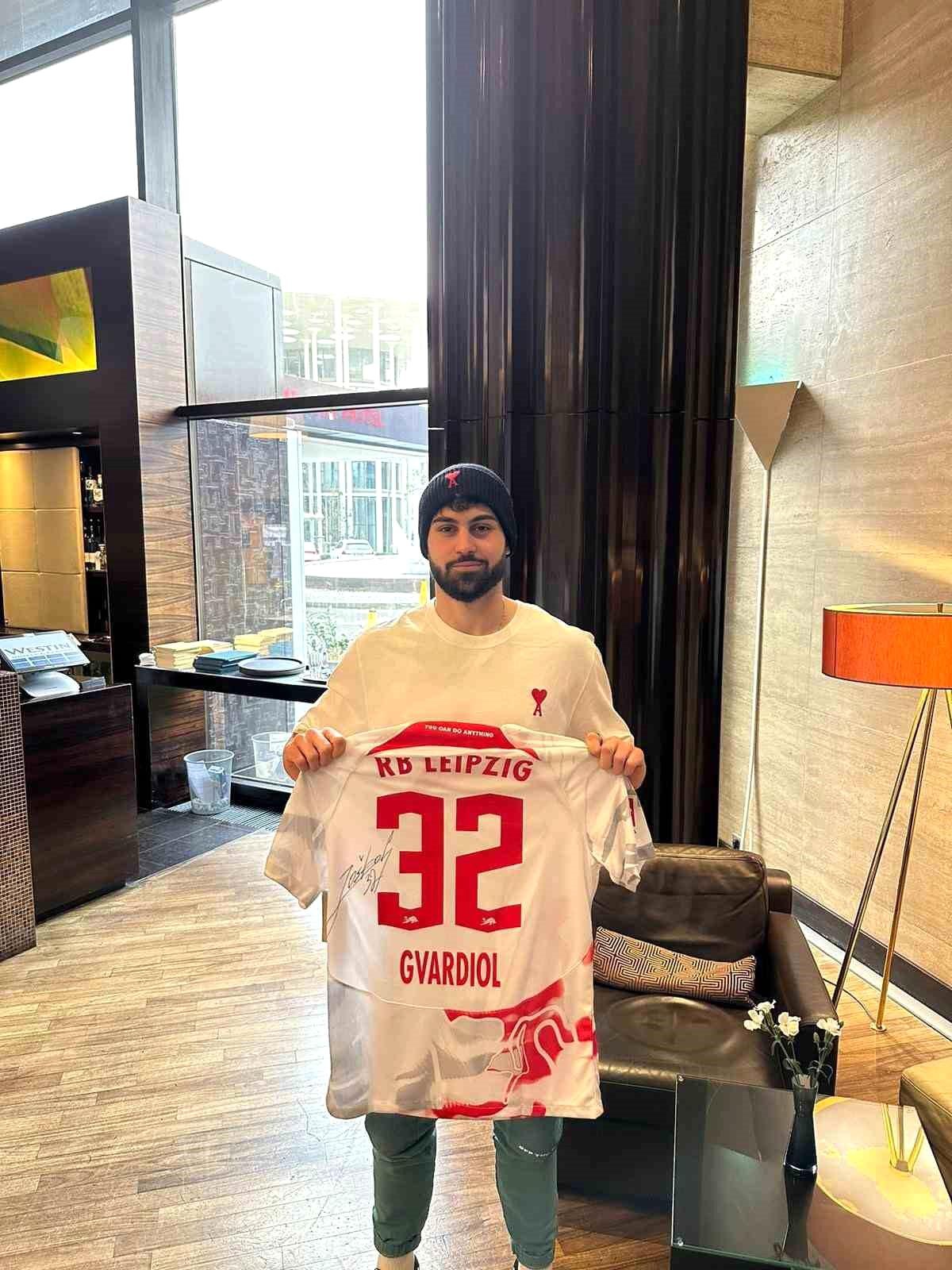 Hırvat futbolcu Gvardiol, imzalı formasını depremzedeler için bağışladı