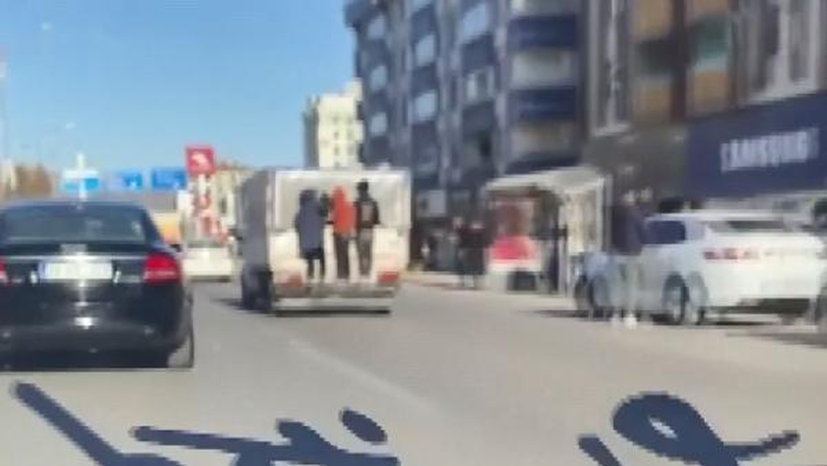 Kamyonetin arkasına asılan çocukların tehlikeli yolcuğu kamerada