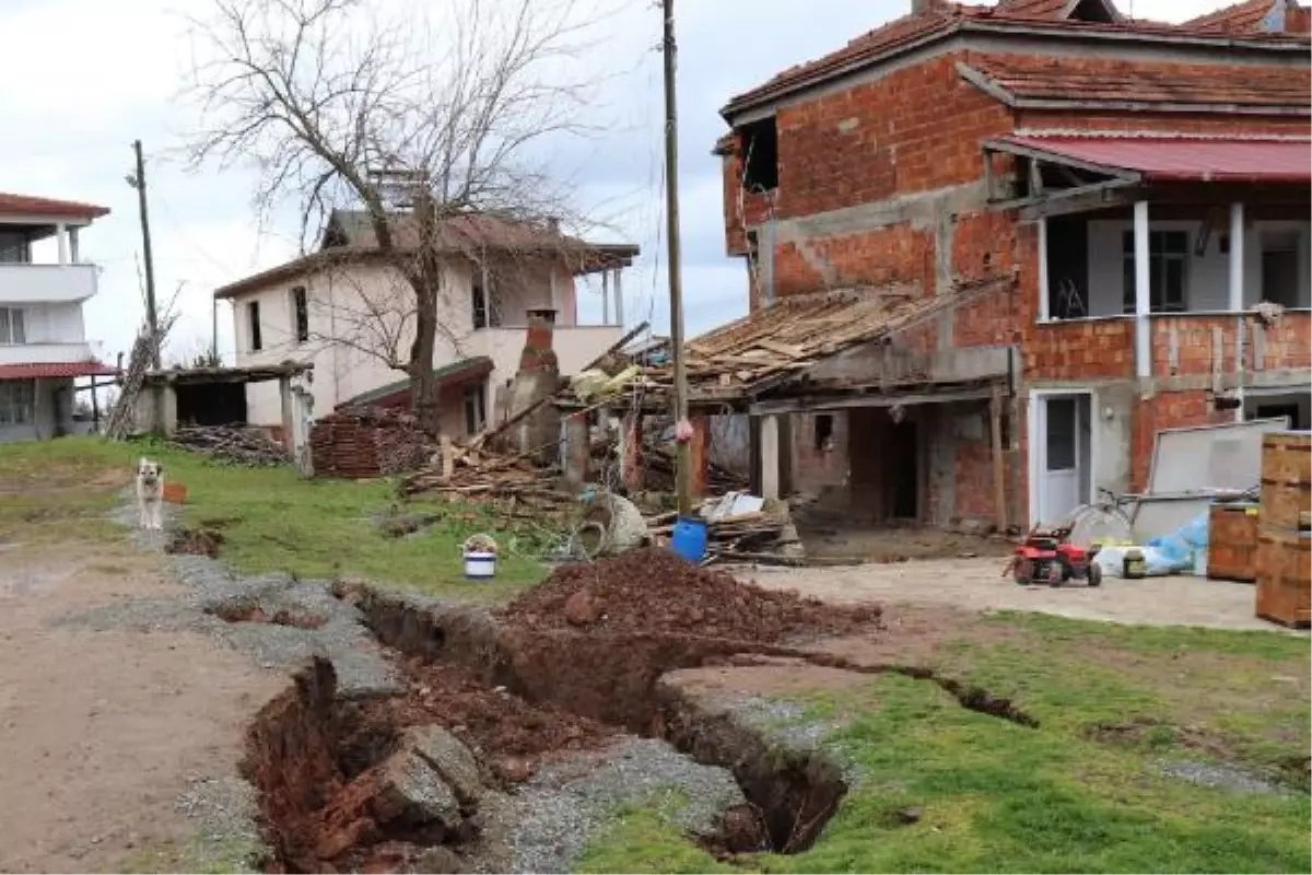 KAR SULARI HEYELANLARA NEDEN OLDU 3 EV HASAR ALDI, 1,5 METRE YARIKLAR OLUŞTU