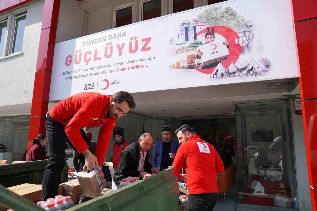 Kızılay, afet bölgesinden tahliye edilen afetzedelerin ihtiyaçlarını karşılıyor