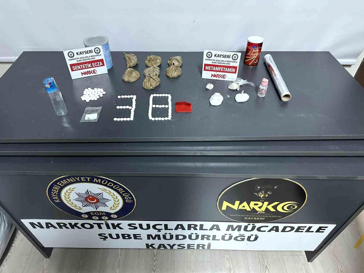 Konserve kutusundan yarım kilo uyuşturucu çıktı