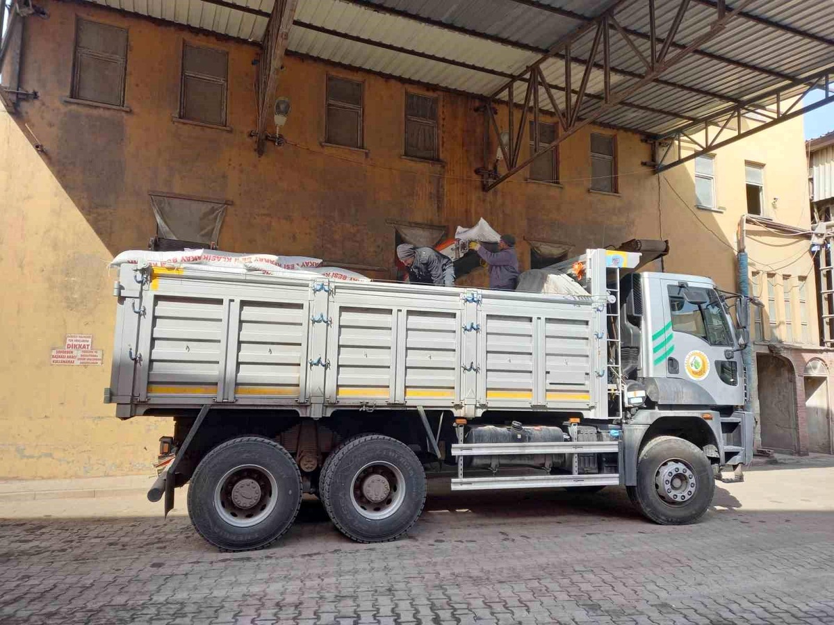 Kütahya\'dan deprem bölgesine 11,5 ton besi ve süt yemi gönderildi