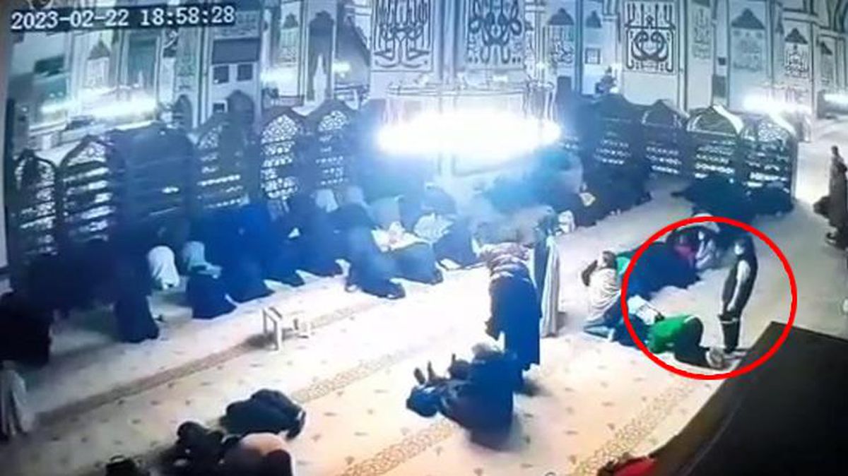 Namaz kılar gibi yapıp telefonu böyle çaldı! O anlar saniye saniye kamerada