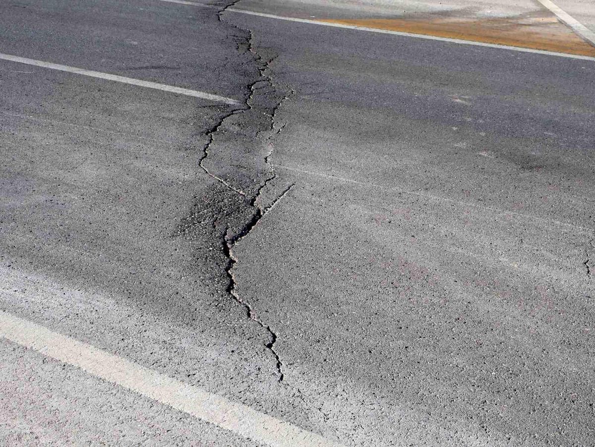 Niğde ve Konya depreminde Aksaray\'da yol ve araziler yarıldı