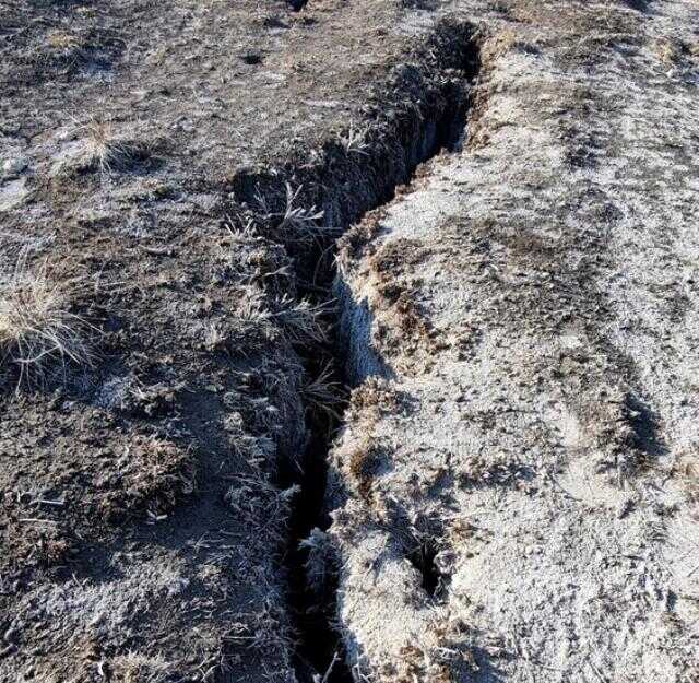 Niğde ve Konya depreminde Aksaray'da yol ve araziler yarıldı Niğde ve Konya depreminde Aksaray'da yol ve araziler yarıldı