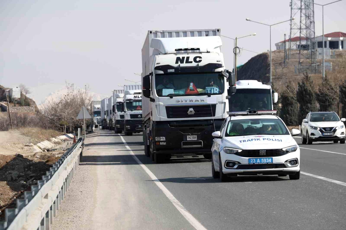 Pakistan\'dan çıkan yardım tırları konvoy halinde görüntülendi