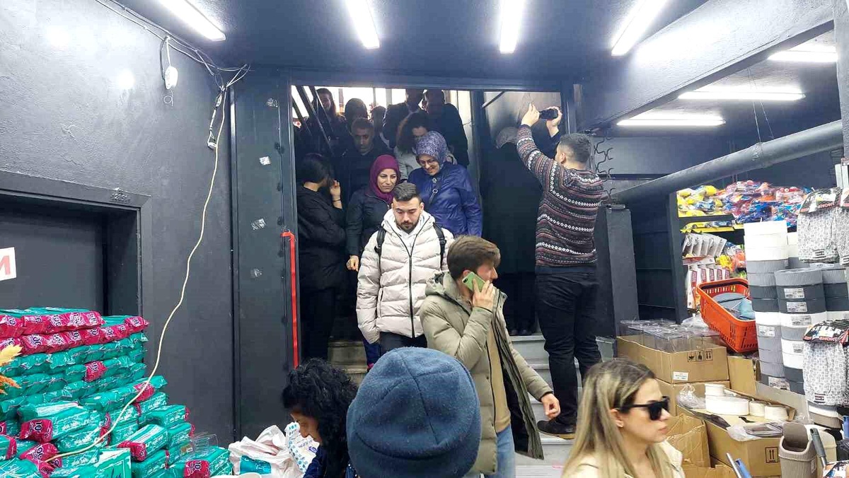 Tekirdağ\'da indirim izdihamı, kapıları zor tuttular