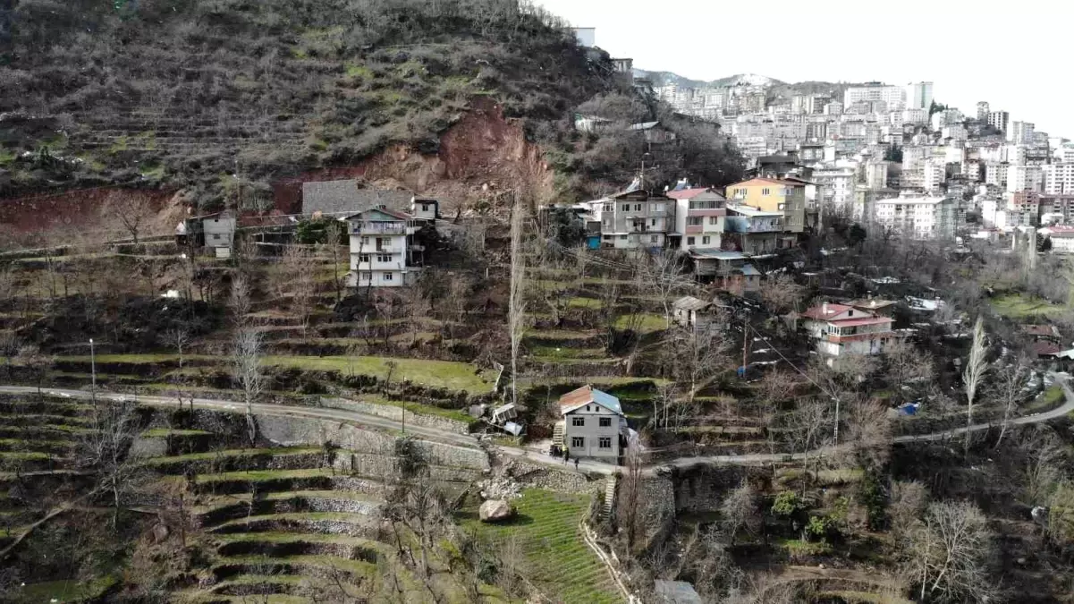 Yamaçtan kopan dev kaya iki evin arasından geçerek tarım arazilerine düştü