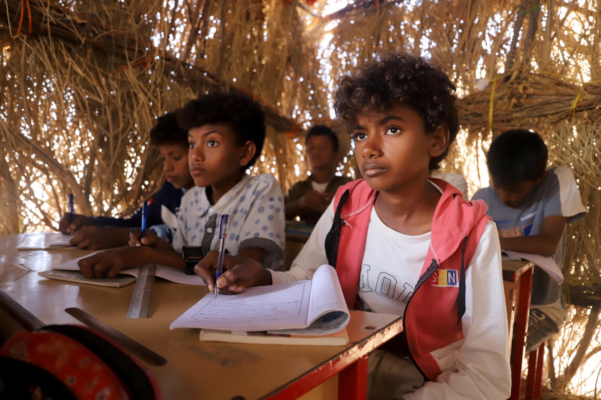 Yemen\'de Çatışmalar Nedeniyle Okulları Yıkılan Öğrenciler Çadırlarda Eğitim Görüyor