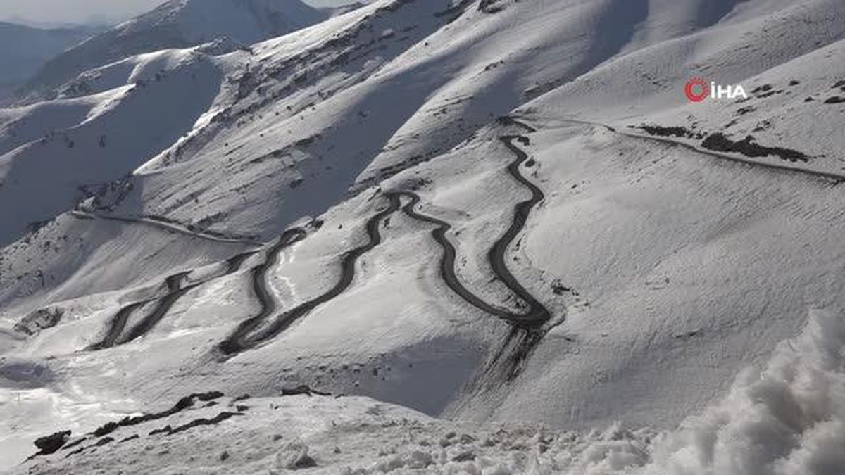Yılan gibi kıvrılan yolda kar sonrası kartpostallık görüntüler oluştu
