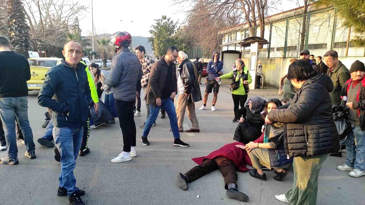Zonguldak\'ta otomobil yayalara çarptı: 2 ağır yaralı